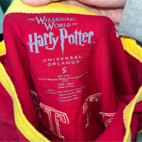 Harry Potter Gryffindor mens size small red tshirt - Picture 2 of 3